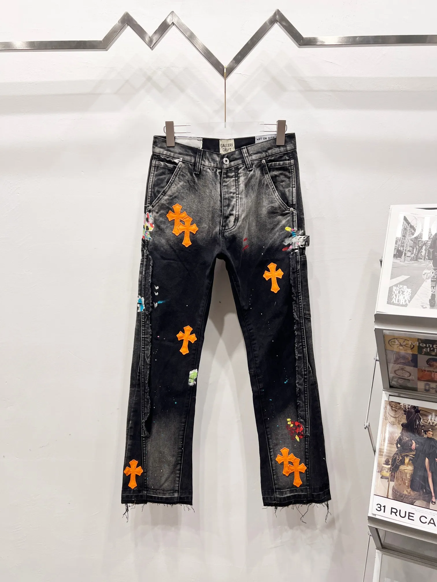 P260 Style No.: (c059) GALLERY DEPT. Vintage splash-ink splicing black and orange cross loose washed flared jeans - truly restore the ultimate texture of Vintage - original hardware accessories washed and other elevators, QR code analysis are all purchased from the original factory, high degree of restoration, you are welcome to compare with a certain product~ - Three-dimensional version Loose and comfortable without being too picky about your body shape Make you taller and slimmer Factory Seiko Original quality control Same style for men and women Can be matched with couples Versatile recommendation Essential jeans for all seasons Size: 28-30-32-34-36 Color: black